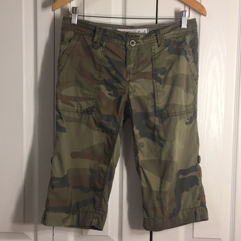 American Eagle camo military style roll up shorts